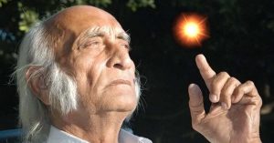 Heera Ratan Manek, a sun worshiper who used to live on solar energy without food, has passed away.