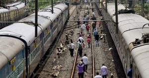 Seven people were killed when a train coming from the opposite direction plunged into a track on the Andhra Srikakulam Batwa.