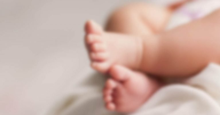 4-day-old baby falls from nurse's hand - Baby in intensive care unit