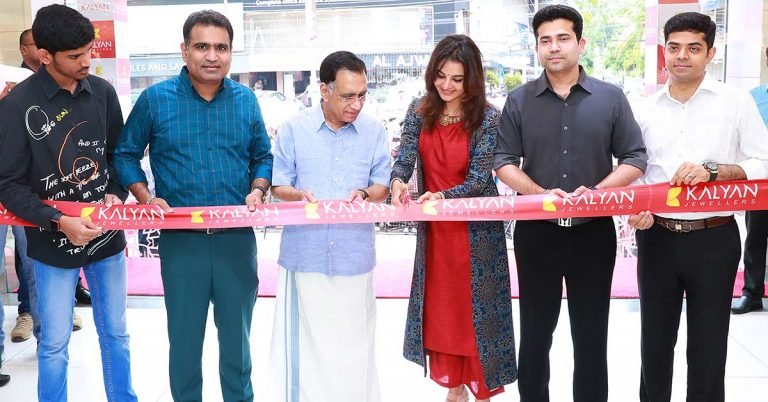 Brand Ambassador Manju Warrier inaugurated the new showroom of Kalyan Jewellers, Mavoor Road, Kozhikode.