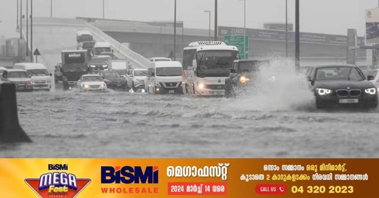 Heavy rain in Dubai- Government employees will work online tomorrow.