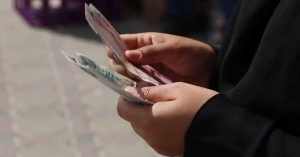 Begging carrying child- Woman arrested in Dubai with more than Dh30,000 in cash