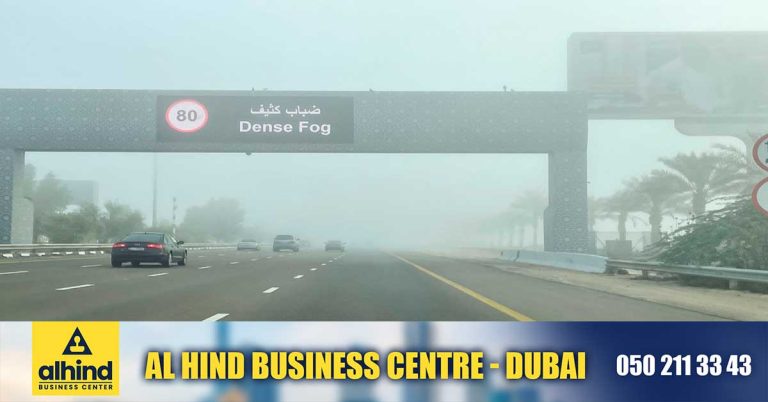 Heavy fog in some parts of Abu Dhabi: Speed ​​limit reduced to 80 km on Al Taaf Road.